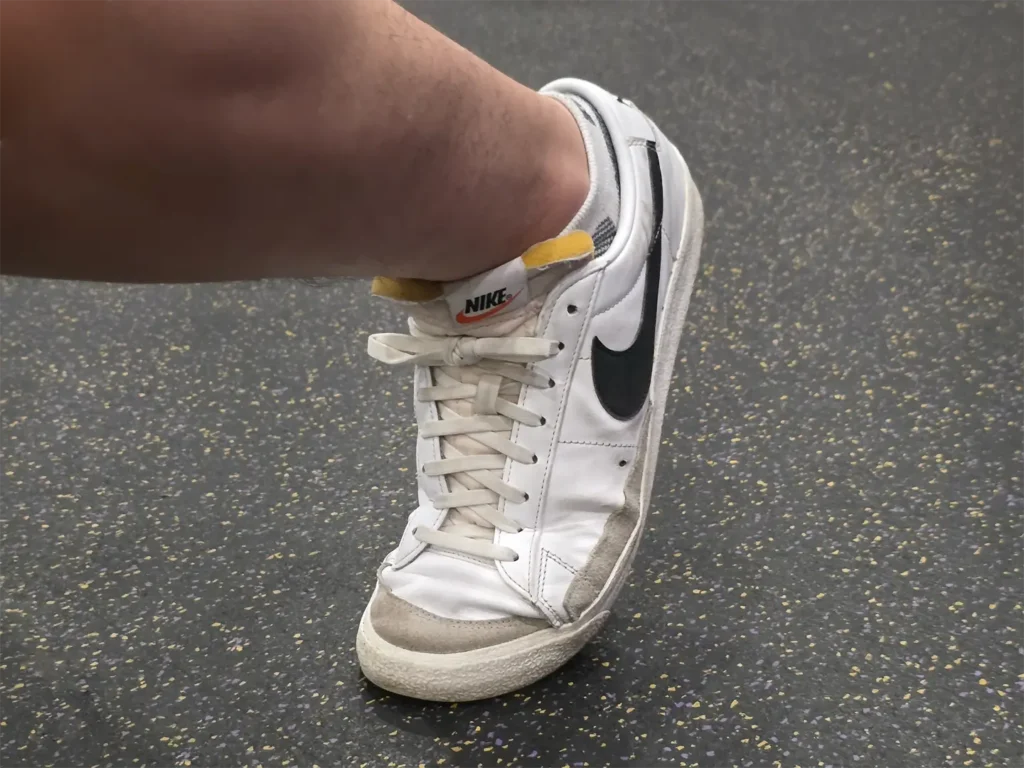 Tenis de suela plana Nike Blazer y Converse para entrenamiento en el gimnasio